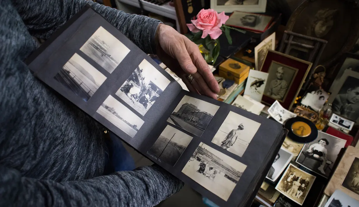 Sebuah album foto yang menjadi barang koleksi di galeri “Treasure in the Trash”, New York, 27 Februari 2016. Koleksi di museum sampah yang didirikan mantan pekerja sanitasi New York ini dikumpulkan selama 33 tahun dari barang buangan (Don Emmert/AFP)