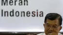 Ketua Umum PMI, Jusuf Kalla memberikan keterangan usai tanda tangan simbolis sejuta masker untuk tangkal Virus Corona COVID-19 di Jakarta, Selasa (25/2/2020). Gerakan pengadaan satu juta boks masker dan sabun antiseptik untuk persiapan apabila virus masuk ke Indonesia. (Liputan6.com/Faizal Fanani)