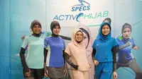 Brand ambssador Specs Hijab Active, Nycta Gina (tengah) saat berfoto pada Launching Specs Hijab Active di Margo City, Depok (20/9/2017). Specs meluncurkan produk khusus untuk dengan teman Specs Hijab Active. (Bola.com/Juprianto Alexander)