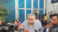 Aktivis Lieus Sungkharisma usai menjenguk Ahmad Dhani di LP Cipinang, Jakarta Timur, Senin 4 November 2019. (Yopi Makdori/Liputan6.com)