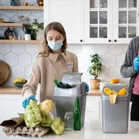 langkah sederhana seperti mengurangi penggunaan plastik, menggunakan kembali barang yang ada, hingga membuat alternatif sendiri di rumah bisa membantu menekan jumlah sampah plastik secara bertahap. (foto/dok: freepik)