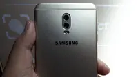 Tampak belakang Samsung Galaxy J7+. Liputan6.com/ Yuslianson