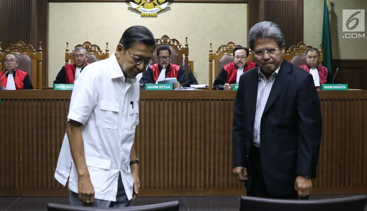 Mantan tim bantuan hukum KKSK, Todung Mulya Lubis (kanan) bersiap menjadi saksi pada sidang lanjutan korupsi penerbitan SKL BLBI dengan terdakwa, Syafruddin Arsyad Temenggung di Pengadilan Tipikor, Jakarta, Kamis (19/7). (Liputan6.com/Helmi Fithriansyah)
