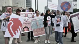 Mahasiswa dari Fakultas Kedokteran UI menggelar kampanye tentang penyakit Psoriasis saat car free day di Jakarta, Minggu (4/11). Kampanye untuk mensosialisasikan bahwa Psoriasis merupakan penyakit genetik dan tidak menular. (Merdeka.com/Iqbal S. Nugroho)