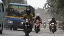 Debu tersebut berasal dari proyek perbaikan jalan di Jalan Kemukus, Tamansari, Jakarta Barat, Senin (24/11/2014). (Liputan6.com/Faizal Fanani)