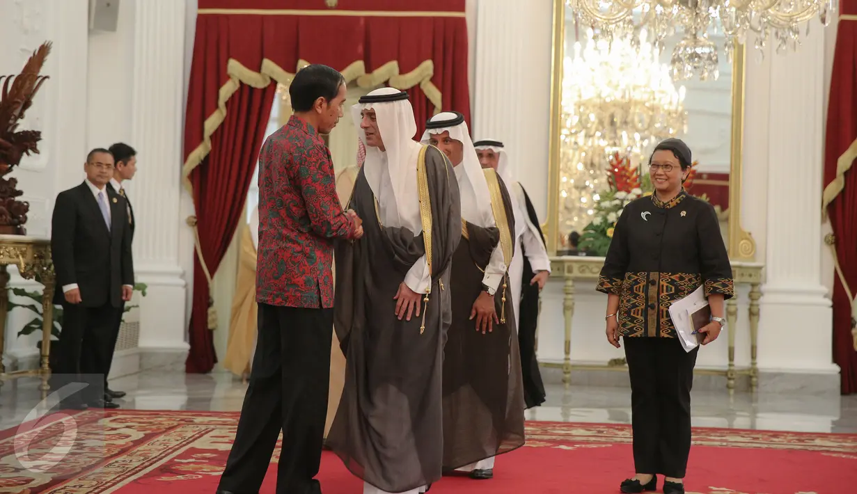 Presiden Jokowi menyambut kedatangan Menlu Kerajaan Arab Saudi Adel bin Ahmed Al Jubeir beserta delegasi di Istana Merdeka, Jakarta, Selasa (20/10/2015). Pertemuan membahas kerjasama dalam bidang ekonomi khususnya perminyakan. (Liputan6.com/Faizal Fanani)