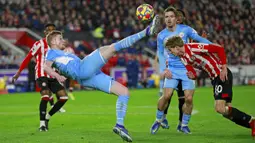 Pemain Manchester City Kevin De Bruyne mencoba melakukan tendangan overhead saat melawan Brentford pada pertandingan sepak bola Liga Inggris di Brentford Community Stadium, London, Inggris, 29 Desember 2021. Manchester City menang 1-0. (AP Photo/Ian Walton)