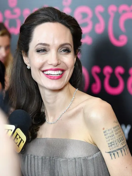 Meskipun, dirinya yang menggugat cerai, siapa bilang Jolie tidak sedih? Hal ke dua yang membuatnya terpuruk adalah ketika dirinya sudah tak bersama Pitt dan tak ada lagi teman untuk berbagi dalam kesehariannya. (AFP/Dia Dipasupil)