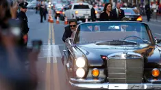 Aktor Hollywood Russell Crowe (kiri) dan Ryan Gosling saat berpura - pura mendorong mobil mereka saat akan premiere film " The Nice Guys " di Hollywood , AS , 10 Mei 2016. Film yang bergenre komedi ini akan diputar perdana di AS. (REUTERS / Mario Anzuoni)