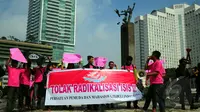 Sejumlah mahasiswa melakukan aksi menolak ISIS di Car Free Day, Bundaran HI, Jakarta, Minggu (15/3/2015). Mereka melakukan aksi teaterikal sebagai bentuk sindiran terhadap kekejaman ISIS. (Liputan6.com/Yoppy Renato) 