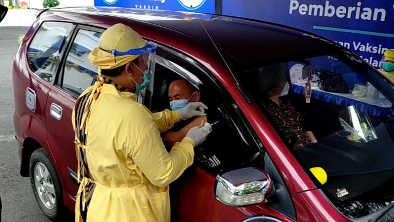 Vaksinasi untuk Lansia dengan Sistem Drive Thru di Malang Khusus Satu Hari Saja