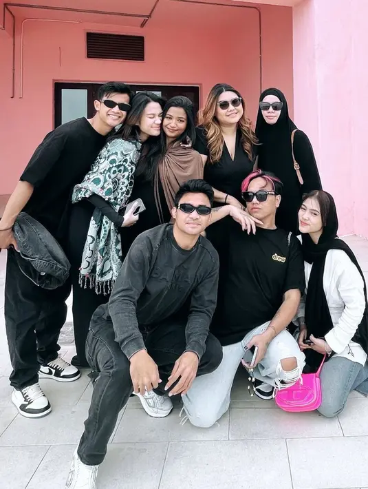 Sementara itu, Arhan tampil kompak dengan Azizah mengenakan baju warna hitam. Atasan t shirt oversize, dipadukan celana denim dan sneakersnya. Ia tampil dengan kacamata hitamnya. [@asnawi_bhr]