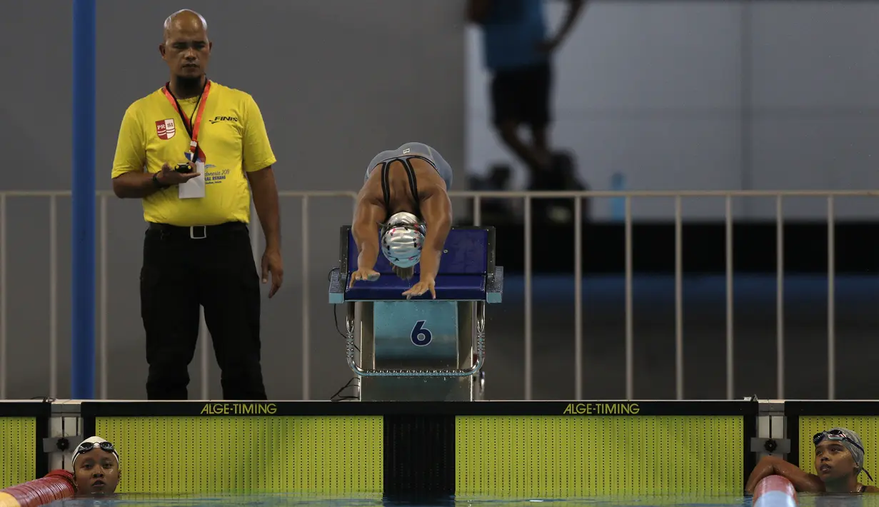 Seorang perenang  melompat saat Festival Akuatik Indonesia 2019 di Aquatic Center, Gelora Bung Karno, Jakarta, Kamis (25/4). FAI 2019 menjadi ajang untuk menyeleksi atlet jelang Olimpiade 2020. (Bola.com/Yoppy Renato)