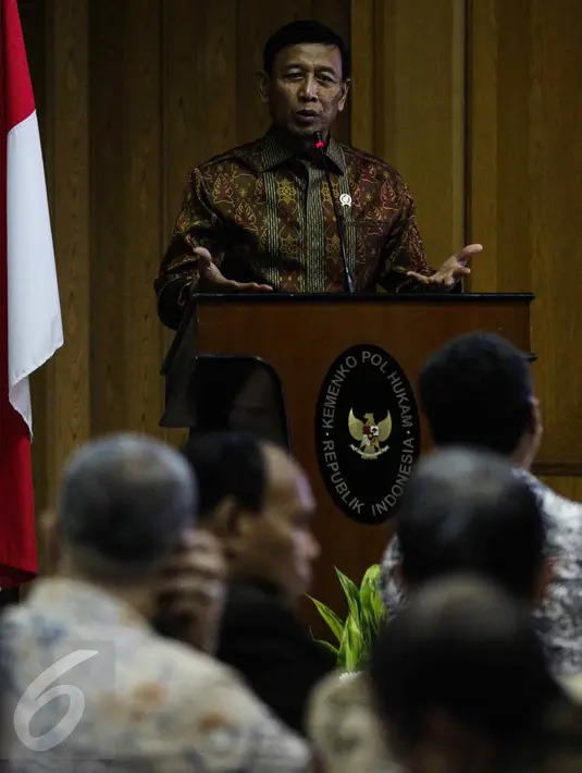 Menko Polhukam Wiranto memberi arahan dalam silaturahmi seluruh tokoh lintas agama dari seluruh agama dan ormas keagamaan di Kemenkopolhukam, Jakarta, Senin (21/11). Acara itu guna mempererat silaturahmi antar umat beragama. (Liputan6.com/Faizal Fanani)