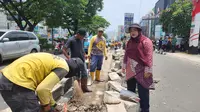 Kepala DPUPR Kota Depok, Citra Indah Yulianty saat melakukan pembongkaran pembatas ruas Jalan Raya Margonda, Depok. (Liputan6.com/Dicky Agung Prihanto)