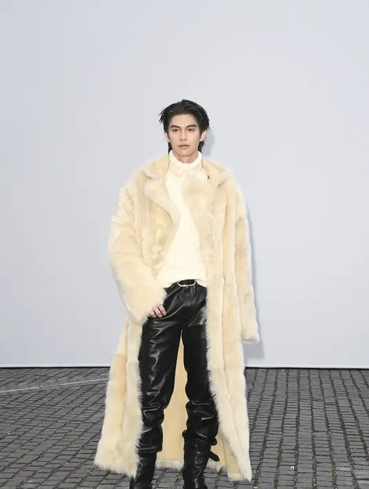 Bright tampil mewah dengan mantel bulu krem tebal, dipadukan sweater turtleneck senada dan celana kulit hitam. [dok. Burberry]