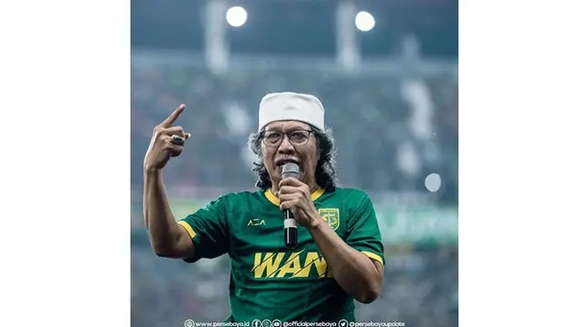 5 Gaya Cak Nun Dukung Persebaya, Beri Doa Agar Juara Musim Depan