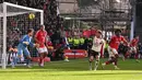 Sayangnya, wasit menganulir gol tersebut karena dianggap mengenai tangannya. (AFP/Ben Stansall)