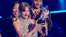 Taylor Swift menerima penghargaan pada ajang MTV Video Music Awards di Prudential Center, Newark, New Jersey, Amerika Serikat, 28 Agustus 2022. Taylor Swift memenangi penghargaan bergengsi 'Video of the Year' untuk All Too Well (10 Minute Version) (Taylor's Version). (Photo by Charles Sykes/Invision/AP)