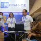 Senior Vice President Consumer Business Head BFI Finance, Rudy Eddywidjaja (kedua kanan) dan Property  Backed Financing  Product Head BFI Finance, Desliana Sidabutar (tengah) berbincang dengan calon konsumen pada Pameran Info Franchise & Business Concept (IFBC) 2023 di ICE BSD, Tangerang (11/03/2023). (Liputan6.com)