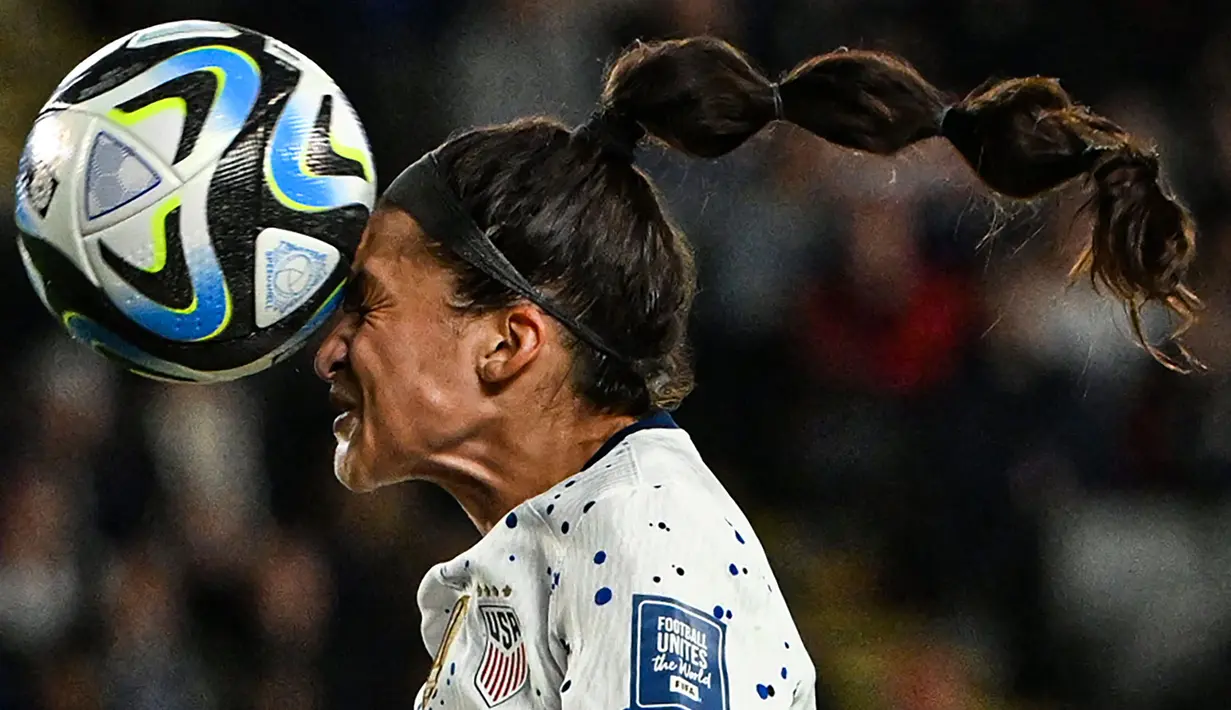 Pemain Amerika Serikat, Sophia Smith menyundul bola saat laga Grup E Piala Dunia Wanita 2023 melawan Portugal di Eden Park, Auckland, Selandia Baru, 1 Augustus, 2023. (AFP/Saeed Khan)