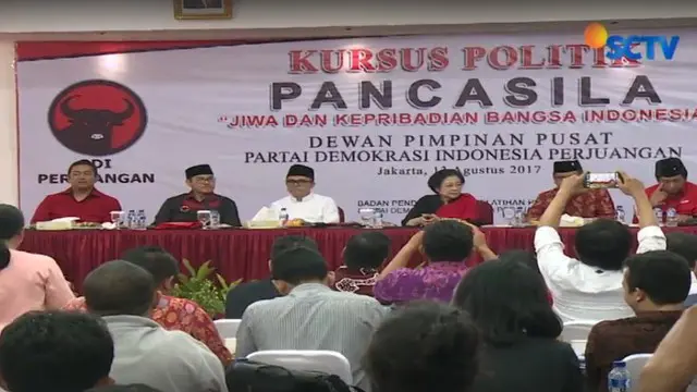 Megawati Soekarnoputri ikut memberikan materi dalam Kursus Politik Pancasila yang digelar oleh PDIP.