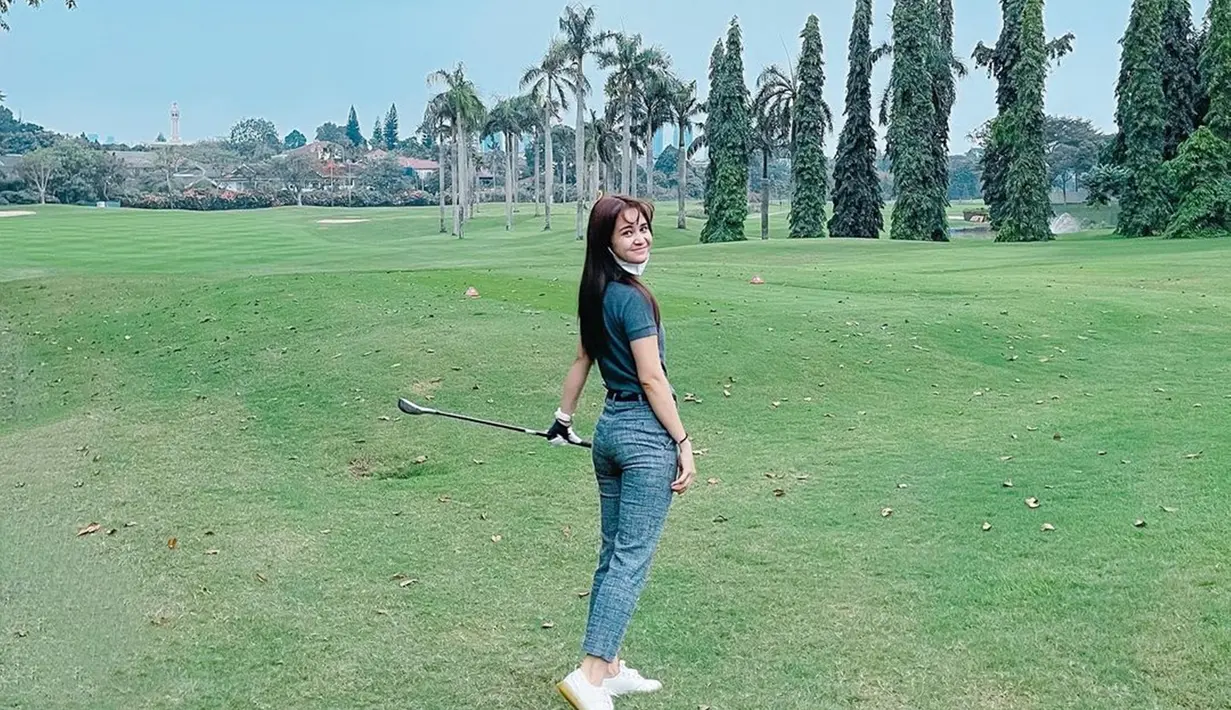 Pemilik nama lengkap Michelle Ziudith Waselly ini tampil sporty saat main golf. Ia terlihat menikmati bermain golf di lapangan. Kesukaannya pada golf ini membuat Michelle sering unggah foto saat ia bermain golf dan postingannya selalu tuai pujian dari netizen. (Liputan6.com/IG/@michelleziu)