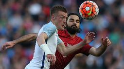 Penyerang Inggris, Jamie Vardy, berusaha melewati gelandang Turki, Selcuk Inan, pada laga persahabatan. Laga persahabatan ini menjadi pertandingan pertama bagi duet Kane-Vardy. (AFP/Scott Heppell)