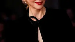 Nicole Kidman tersenyum saat menghadiri pemutaran perdana film 'Lion' di London Film Festival di London, Inggris, (12/10).  Nicole Kidman menjadi pemeran Sue Brierley di film terbarunya ini. (REUTERS/Peter Nicholls)