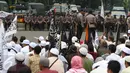 Sejumlah personel kepolisian dan mobil barakuda disiagakan di Jalan Merdeka Barat, Jakarta, Jumat (4/11). Aparat menjaga massa aksi damai 4 November yang bersiap menggelar salat Jumat di Merdeka Barat. (Liputan6.com/Faizal Fanani)