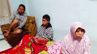Idah, salah satu korban Cikungunya bersama dua anggota keluarganya, nampak lesu terkena Chikungunya, menunggu penanganan kesehatan pihak pemerintah Garut. (Liputan6.com/Jayadi Supriadin)