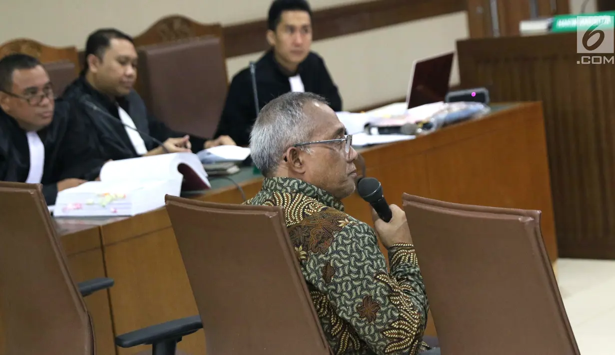 Kepala Biro Hukum Sekjen KPU, Sigit Joyowardono saat menjadi saksi pada sidang lanjutan penyebaran berita bohong tentang 7 kontainer berisi surat suara Pemilu 2019 telah tercoblos dengan terdakwa Bagus Bawana Putra di Pengadilan Negeri Jakarta Pusat, Kamis (11/4). (Liputan6.com/Helmi Fithriansyah)