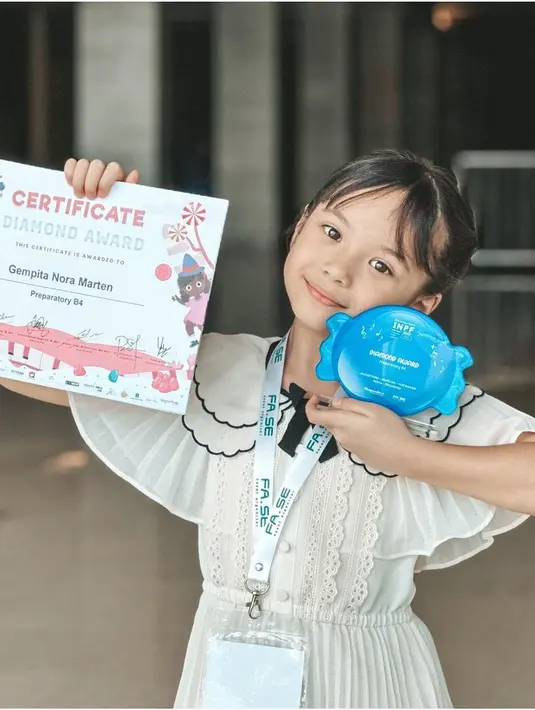 <p>Unggahan Gading Marten mendapat banyak pujian dari warganet. Tidak hanya Gempi yang sedang mencuci, tapi juga ember besar yang menarik perhatian warganet. [Instagram/gadiiing]</p>