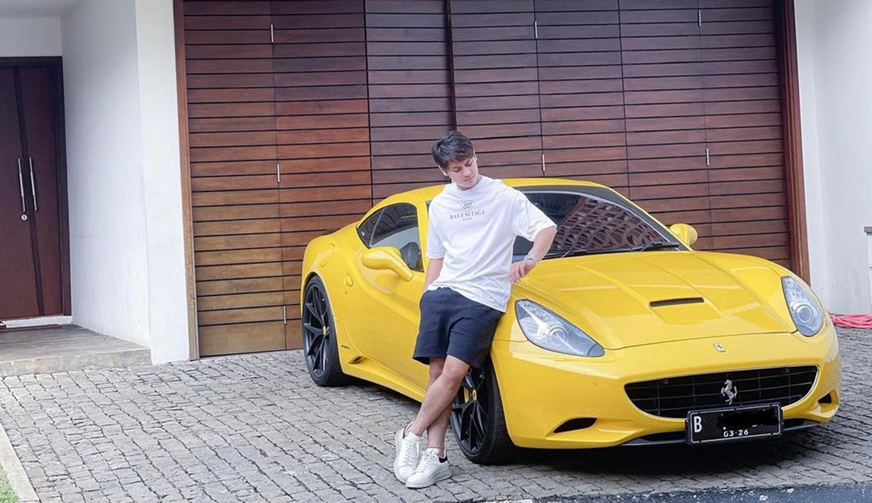 Awali karier tahun 2014, nama Rizky Billar makin melambung sejak dikabarkan dekat dengan Lesti Kejora. Tak dipungkiri, setelah menikah dengan Lesti, Rizky Billar mendapatkan tawaran menjadi host hingga penyanyi. Dari hasil kerja kerasnya ini, sahabat Harris Vriza ini pun mengoleksi mobil mewah hingga sering memberikan kado mewah dengan harga fantastis untuk sang istri. (Liputan6.com/IG/@rizkybillar)