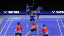 Yuta Watanabe (kiri atas) dari tim Lightning berusaha mengembalikan kok ke arah tim Rockets dalam laga pertama 3v3 Badminton XL 2025 di Istora Senayan, Jakarta, Sabtu (04/10/2025). (Bola.com/Bagaskara Lazuardi)