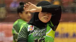 Hal ini menjadi menarik karena sebelumnya tidak ada pevoli di ajang Proliga yang bermain mengenakan jilbab. (Bola.com/Vitalis Yogi Trisna)