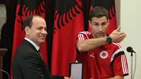Kapten timnas Albania, Lorik Cana (kanan) mendapat penghargaan Medal of Honour dari Presiden Bujar Nishani (kiri). Cana berjanji Albania tak sekadar numpang lewat pada ajang putaran final Piala Eropa 2016.  (EPA/Florion Goga)