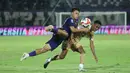 Berlaga pada pekan ke-23 BRI Super League 2025/2026 di Stadion Indomilk Arena, Tangerang, Banten, Kamis (26/2/2026), Banten Warriors menundukkan Persita Tangerang dengan skor 1-0. Tampak dalam foto, pemain Persita berebut bola pemain Dewa United dalam lanjutan BRI Super League 2025/2026 di Stadion Indomilk Arena, Tangerang, Banten, Kamis (26/2/2026). (Bola.com/M Iqbal Ichsan)