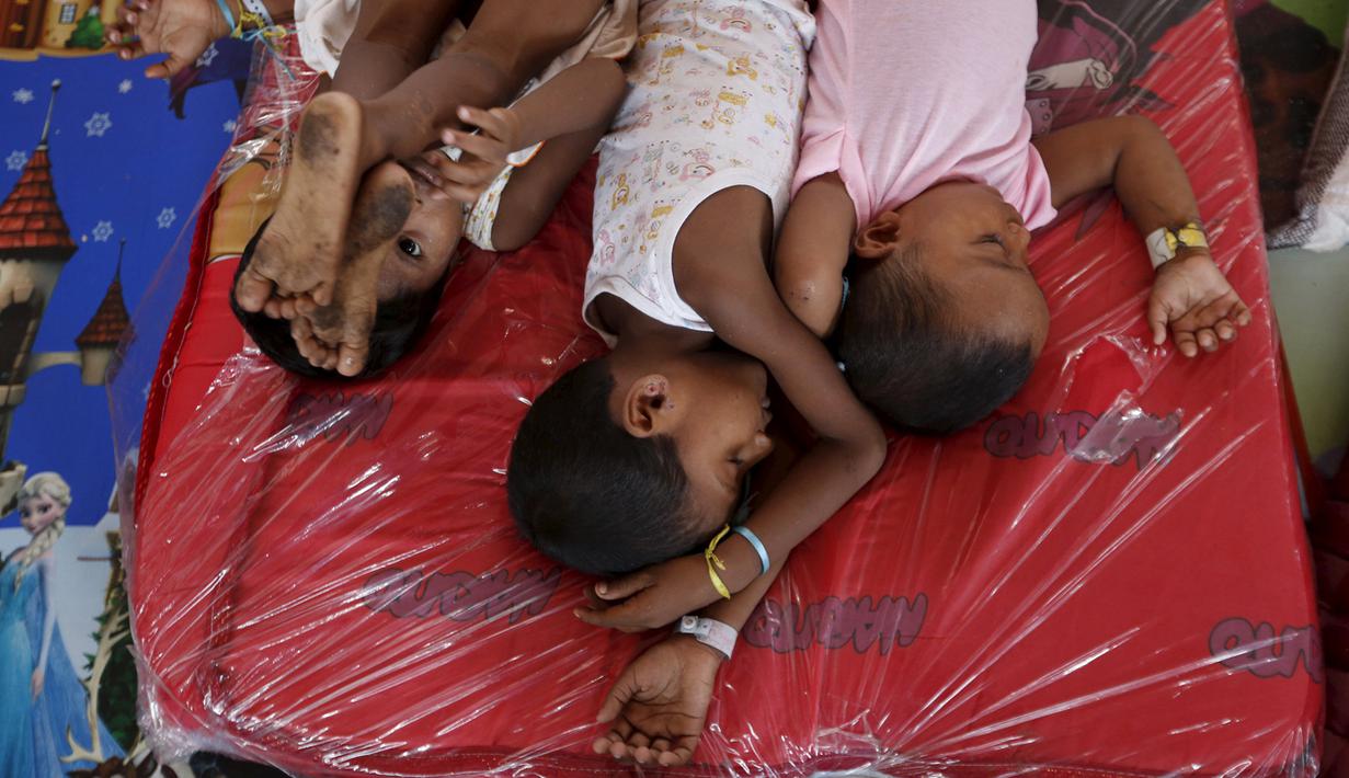 Sejumlah anak etnis Rohingya tidur di tempat penampungan, Kuala Langsa, Aceh (25/5/2015). Pemerinta RI mengalokasikan bantuan sebesar Rp 2,3 Miliar untuk pengungsi Rohingya yang berada di Aceh. (Reuters/Nyimas Laula)