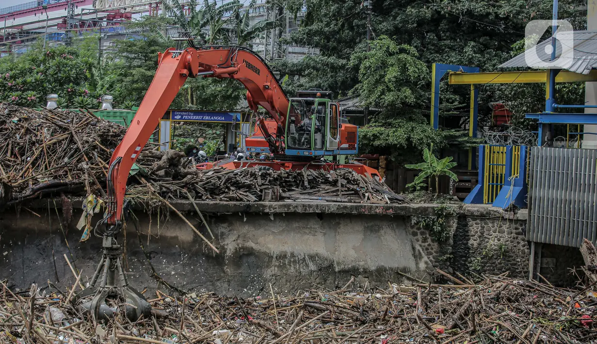 Pekerja kebersihan mengangkat sampah yang menumpuk di pintu air Manggarai, Jakarta, Selasa (22/9/2020). Tingginya curah hujan membuat kiriman sampah menumpuk di pintu air Manggarai. (Liputan6.com/Faizal Fanani)