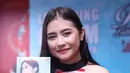 Album perdana Prilly Latuconsina resmi diluncurkan dihadapan para fans setianya di resto cepat saji di kawasan Lenteng Agung, Jakarta Selatan, Rabu (9/3/2016). (Andy Masela/Bintang.com)
