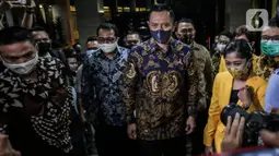 Ketua Umum Parta Demokrat Agus Harimurti Yudhoyono beserta jajaran pengurus partai tiba di kantor DPP Partai Golkar, Jakarta, Kamis (25/6/2020). AHY melakukan pertemuan untuk membahas Pilkada serentak 2020 serta pembangunan perekonomian saat pandemi COVID-19 ini. (Liputan6.com/Johan Tallo)