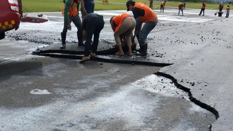 Foto kerusakan runway Bandara Domine Eduard Osok (DOE) Sorong, Papua Barat.