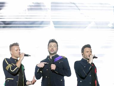 Personel Westlife saat tampil menghibur penggemar dalam konser bertajuk "Twenty Tour" di Kuil Sam Poo Kong, Semarang, Jawa Tengah (1/9/2019). Boyband asal Irlandia ini tampil di hadapan 6 ribu lebih penggemarnya, di Kota Lumpia. (Fimela.com/Bambang E.Ros)