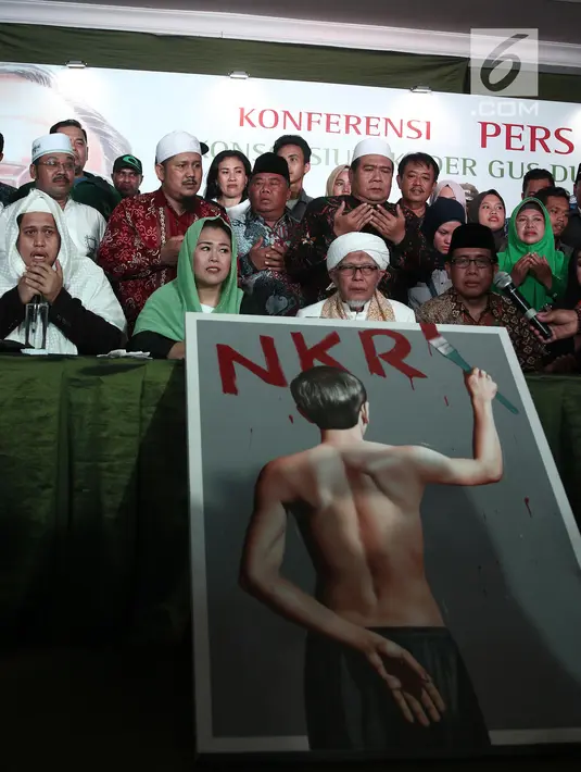 Putri Gus Dur, Yenny Wahid (dua kiri) saat konferensi pers Konsorsium Kader Gus Dur di Jakarta, Rabu (26/9). Sebelumnya, pasangan Jokowi-Maruf Amin dan Prabowo-Sandiaga mendatangi Yenny untuk meminta dukungan. (Liputan6.com/Herman Zakharia)