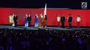 Menko PMK Puan Maharani menyerahkan bendera Asian Games kepada Presiden OCA Sheikh Ahmad Al-Fahad Al-Sabah saat penutupan Asian Games 2018 di Stadion Utama GBK, Jakarta, Minggu (2/9). (Merdeka.com/Imam Buhori)