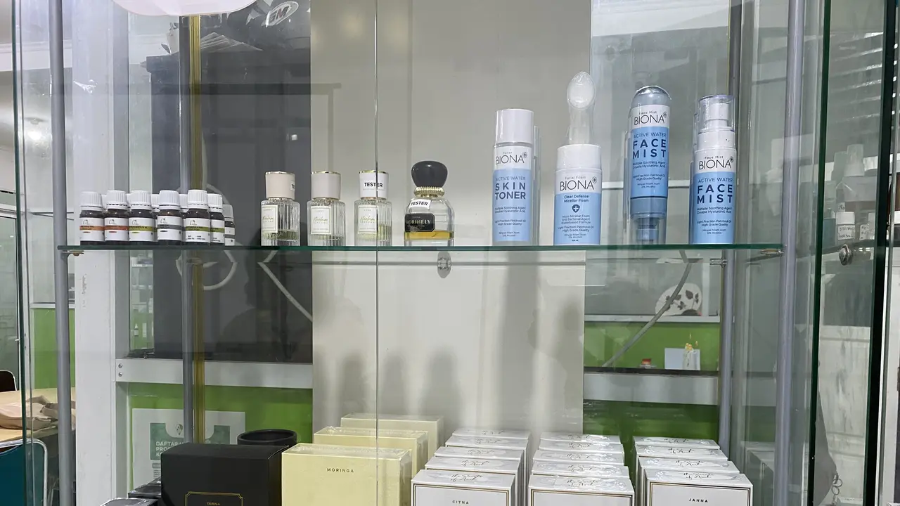 Sejumlah parfum dari nilam Aceh yang dipajang di Atsiri Research Center (ARC). (Liputan6.com/Christian)