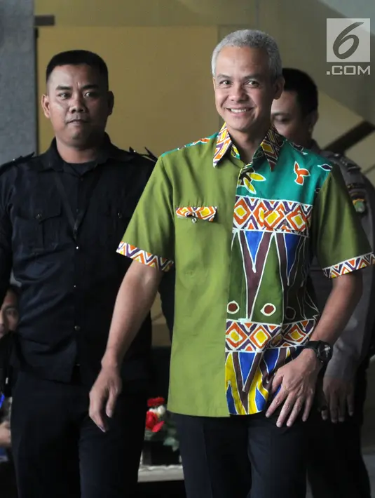 Calon Gubernur Jawa Tengah, Ganjar Pranowo berjalan keluar seusai menjalani pemeriksaan di Gedung KPK, Jakarta, Kamis (28/6). Ganjar diperiksa sebagai saksi kasus dugaan korupsi E-KTP sehari setelah mengikuti Pilkada di Semarang. (Merdeka.com/Dwi Narwoko)
