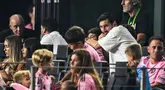 Lionel Messi hanya puas menyaksikan Inter Miami dari pinggir lapangan saat laga perempat final Leagues Cup 2025 melawan Tigres UANL di Chase Stadium, Florida, Amerika, Rabu (20/08/2025) waktu setempat. (AFP/Chandan Khanna)