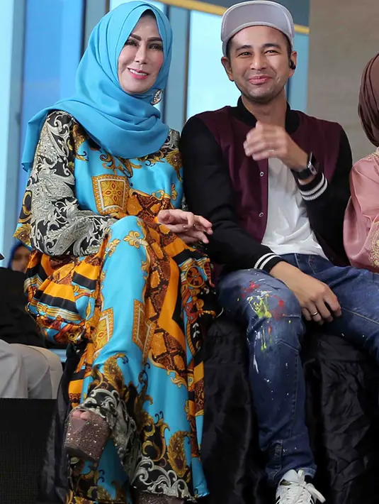 Geram dengan ulah para haters, Ibunda Raffi berencana membawanya ke ranah hukum. Jumat (14/10/2016) Amy berencana membuat laporan ke Sentra Pelayanan Kepolisian Terpadu (SPKT) Polda. Namun, hari itu gagal karena kesibukannya. (Deki Prayoga/Bintang.com)